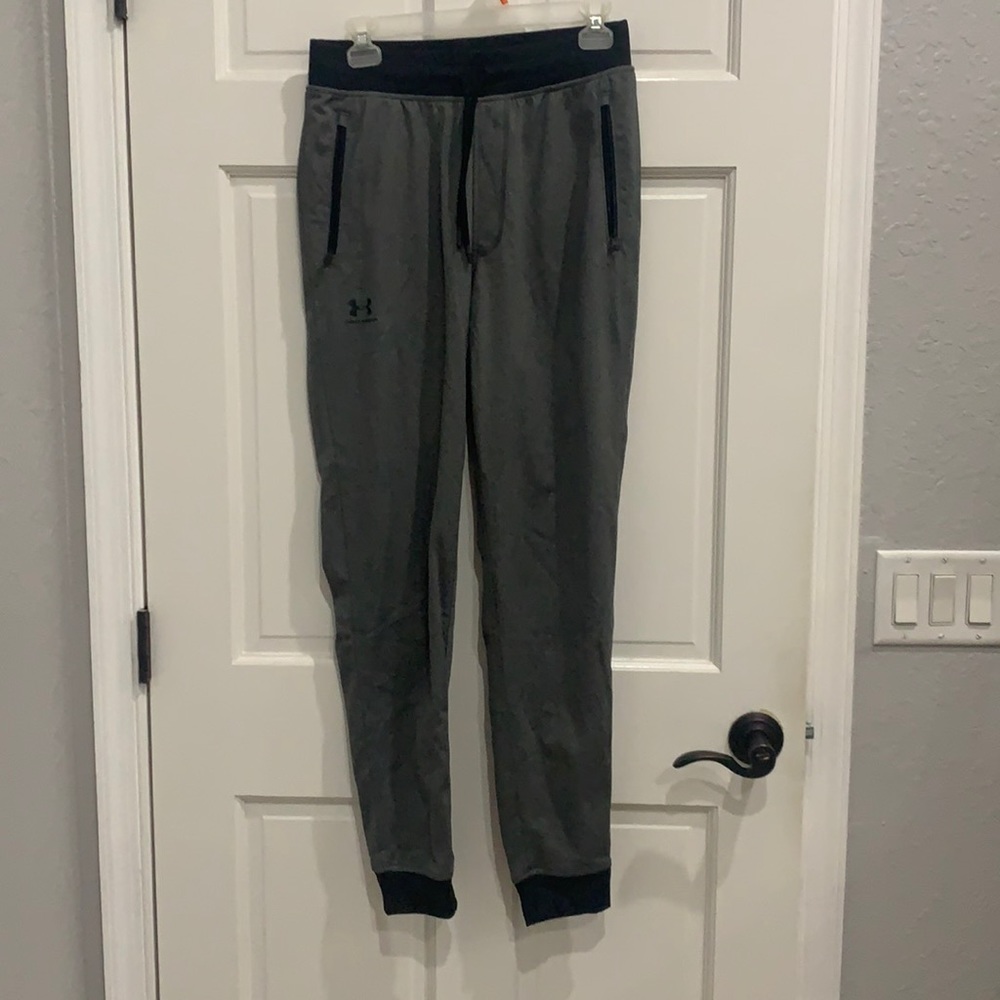 Men’s size medium under armor joggers and a heather gray with black trim